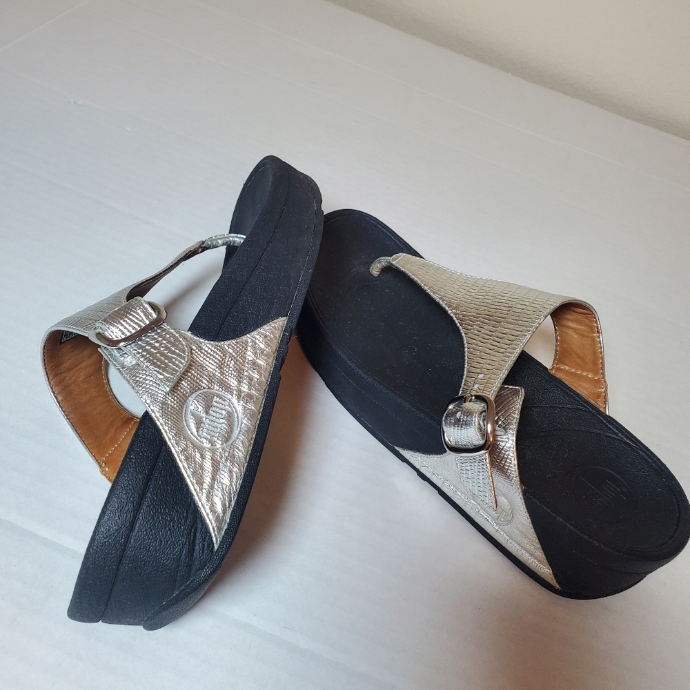 FitFlop The Shiny Silver Reptile Thong Flip Flops Sandals 350-011 Womens SZ 7 - Picture 4 of 9